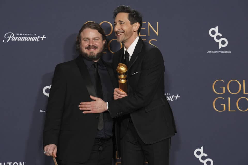 Brady Corbet ja Adrien Brody Kuldgloobuste jagamisel.