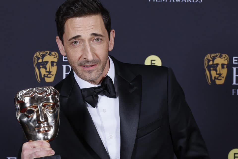 Adrien Brody poseerib 78. Briti Filmiakadeemia (BAFTA) auhinnagalal Londonis parima meesnäitleja auhinnaga filmi "Brutalist" eest.
