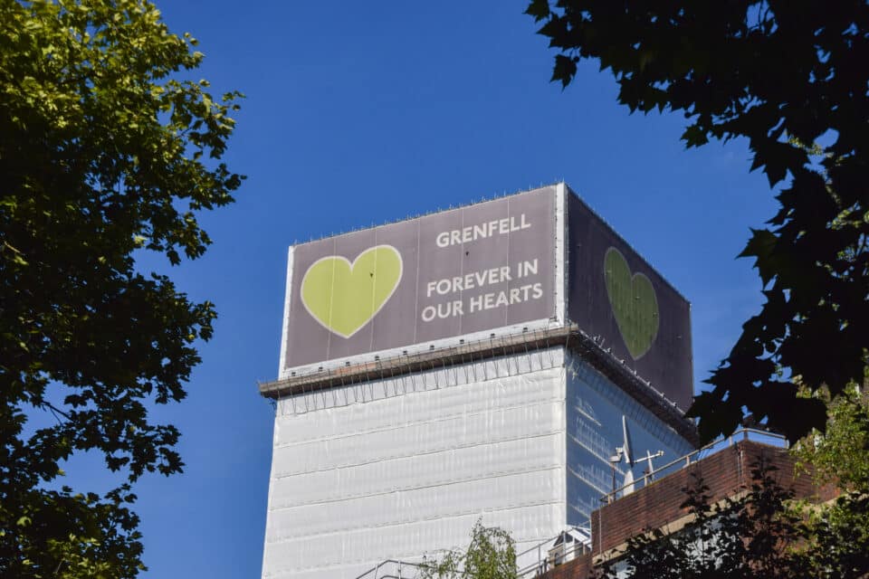 Tulekahjus hävinud Grenfell Tower on praegu katte all.