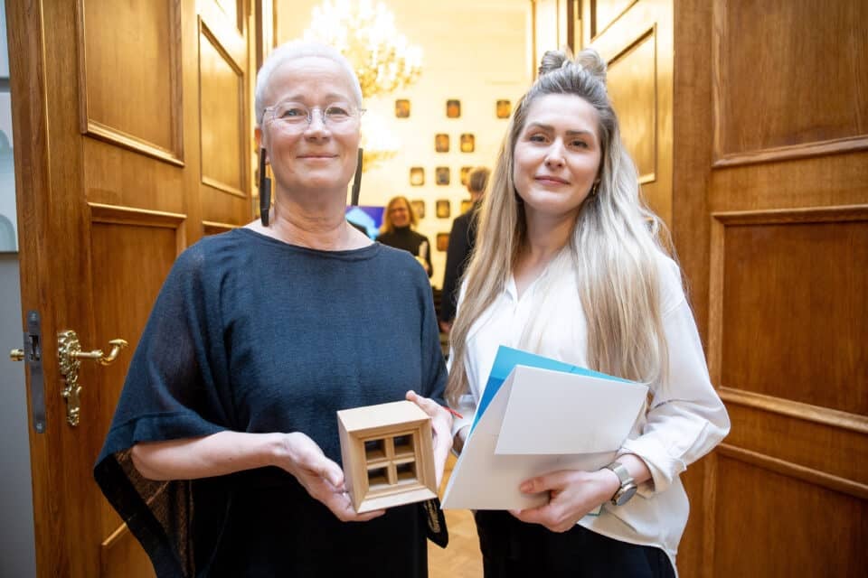 Pille Lausmäe-Lõoke (vasakul) ja Gerly Vaikre, kes pälvisid Eesti arhitektuuripreemiatel tunnustuse Rüütelkonna hoone renoveerimise eest.