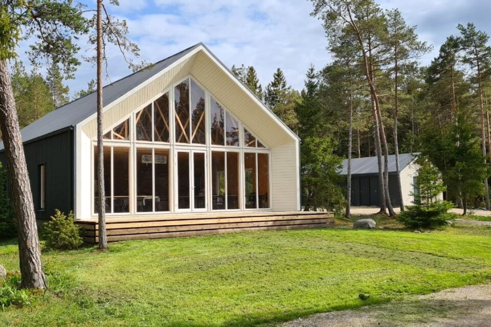 Krundil aadressiga Päikeseranna tee 2 paikneb hooajaline klubihoone koos abihoonega.