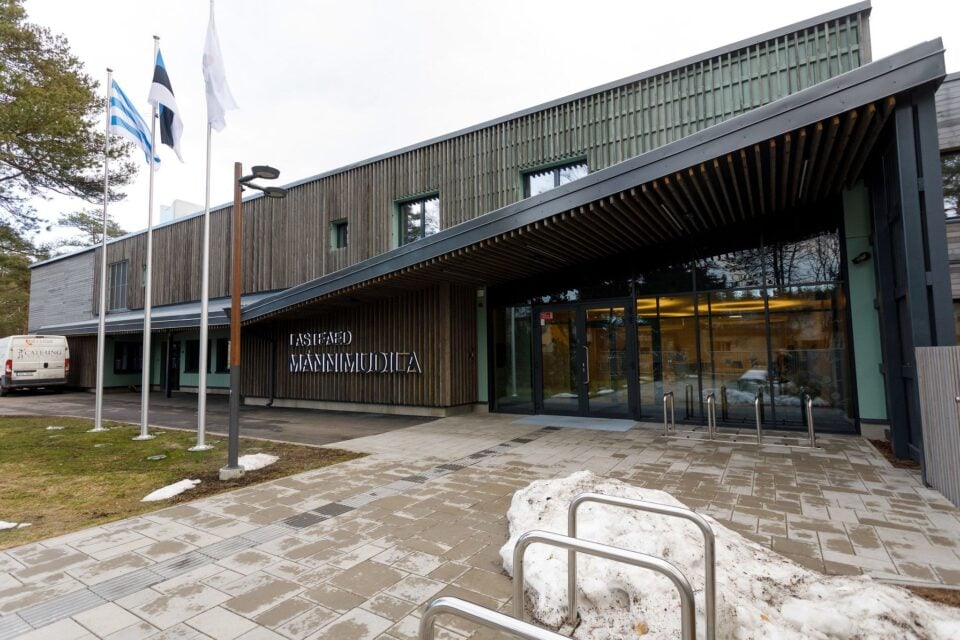 Männimudila on esimene Tallinna lasteaed, mille hoone on ehitatud CLT-paneelidest puitkonstruktsioon-ehitisena.