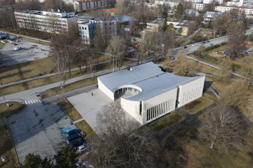 Mustamäe Maarja Magdaleena kirik. Hoonel puudub torn, aga sellel on lennukalt nõgusvormne katus.