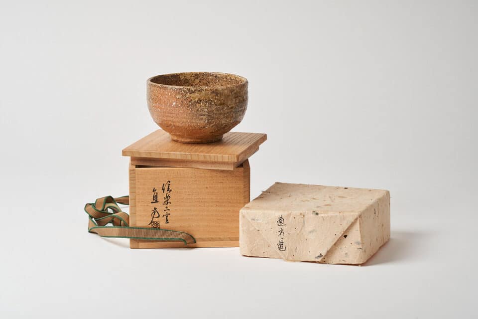 Chawan – põletusahjust tulnud wabi-ideaal. Päritolu: Shigaraki, autor Ueda Naokata IV (1898–1975), koos karbiga.