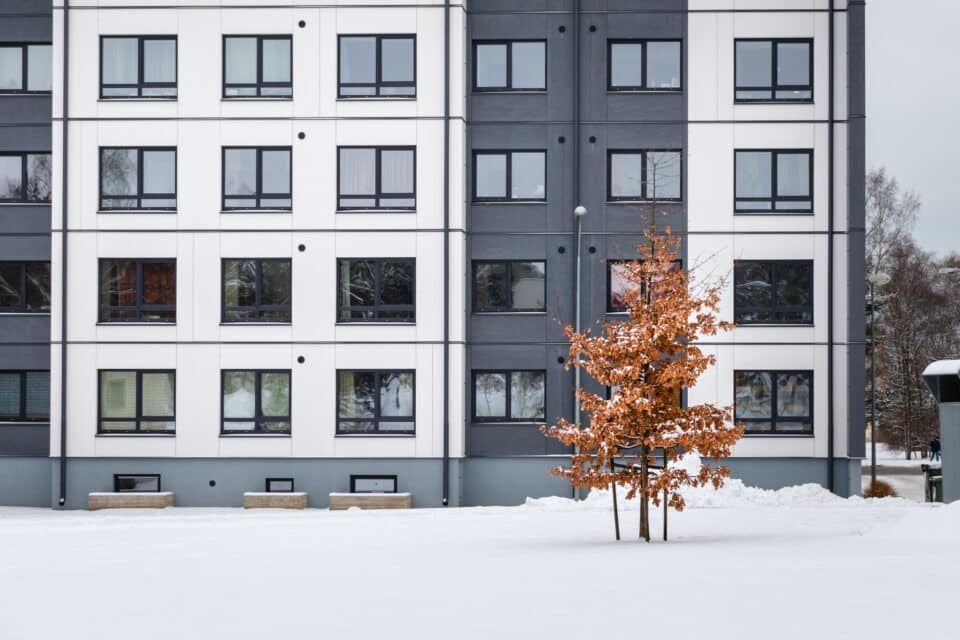 Tallinnas aadressil Akadeemia tee 5a asuv kortermaja on esimene terviklikult ja tehaseliselt renoveeritud kogemuslugu Eestis.
