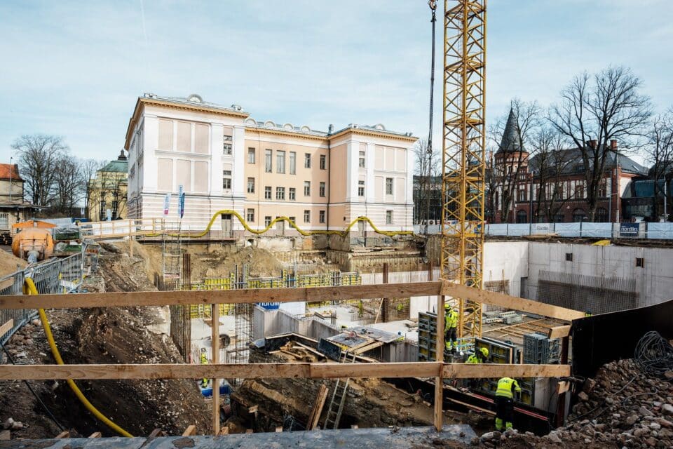 Tallinna Reaalkooli juurdeehitisele asetati 18. märtsil nurgakivi.