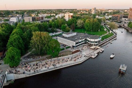 Emajõeäärses Holmi kvartalis asub ka Atlantise maja, kus tegutseb restoran.