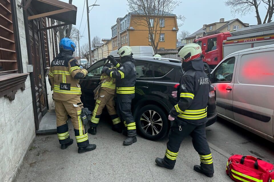 Esimesena jõudsid sündmuskohale päästjad.