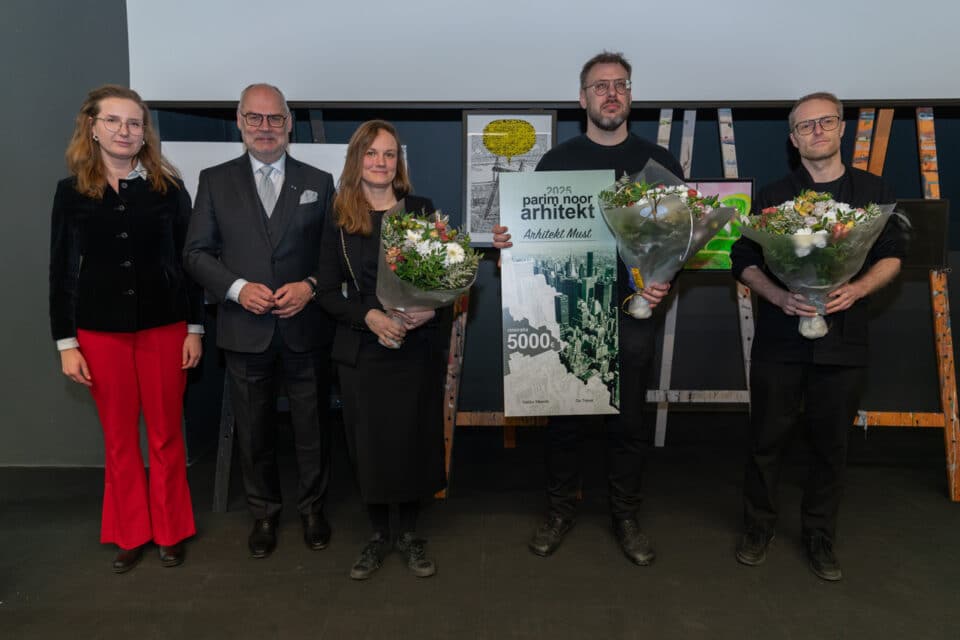 Pildil vasakult: Eesti Arhitektide Liidu president Aed Ader, Eesti Vabariigi president Alar Karis, Arhitekt Musta partnerarhitektid Mari Rass, Alvin Järving ja Ott Alver.