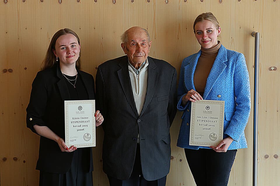 Professor Karl Õigeri 3000eurose stipendiumi saanud Kätriin Onemar ja Jane Liise Vihmann koos legendaarse professoriga.