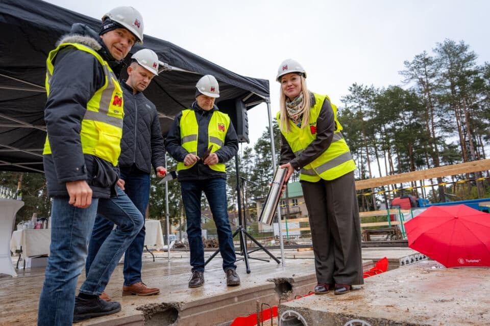 Lasteaiale panid nurgakivi linnapea Maksim Iljin, volikogu esimees Aare Objartel, Mapri Ehituse valdkonnajuht Tarmo Siimsaare ja lasteaia direktor Julia Ložkina.