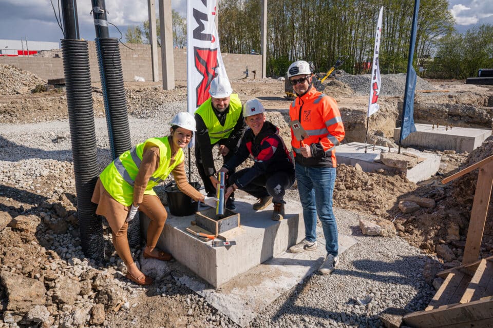 BP-8 tootmis- ja laohoone nurgakivisilindri betoneerisid Lasnamäe linnaosa vanem Julianna Jurtšenko, EKE juhatuse liige Karl Ader, Mapri Ehituse tegevjuht Tarmo Roos ja projektijuht Marko Talvik.