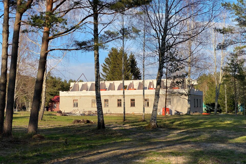 Stacija meditatsioonikeskuse teise korruse rajamisel kasutati koormuse vähendamiseks Bauroc ECOTERM+ 375 plokke, mis ei vajanud lisasoojustust ning millele paigaldati ilma täiendava seinaviimistluseta ventileeritav fassaad.
