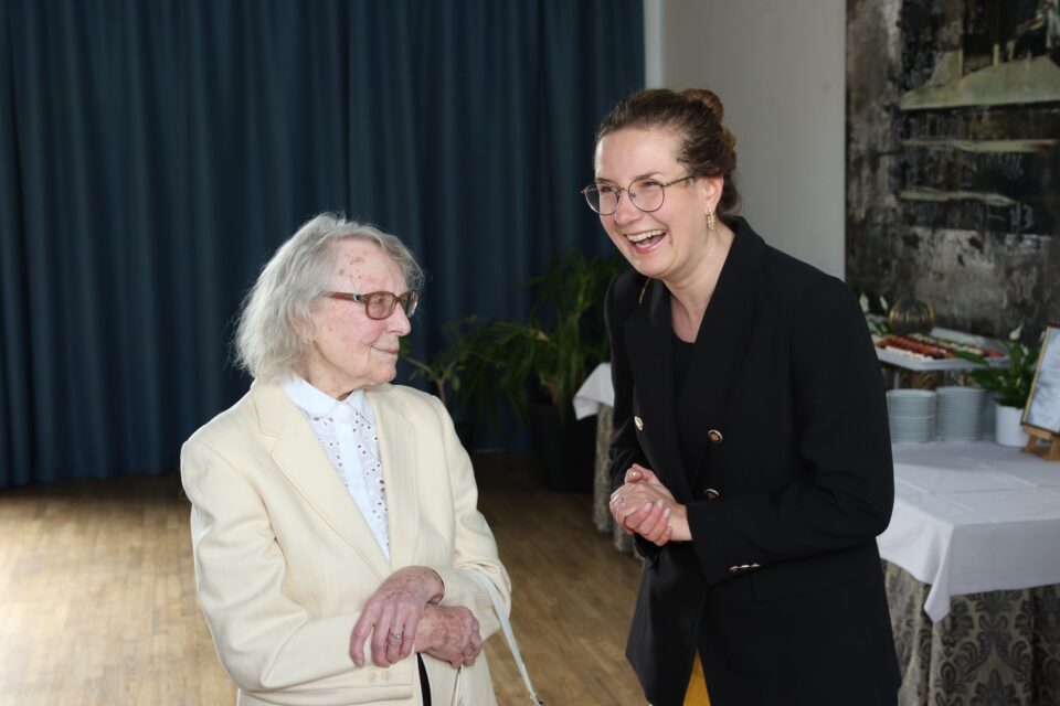 Heili Volberg-Raig oma 100. sünnipäeva tähistamisel ja EALi juht Aet Ader.