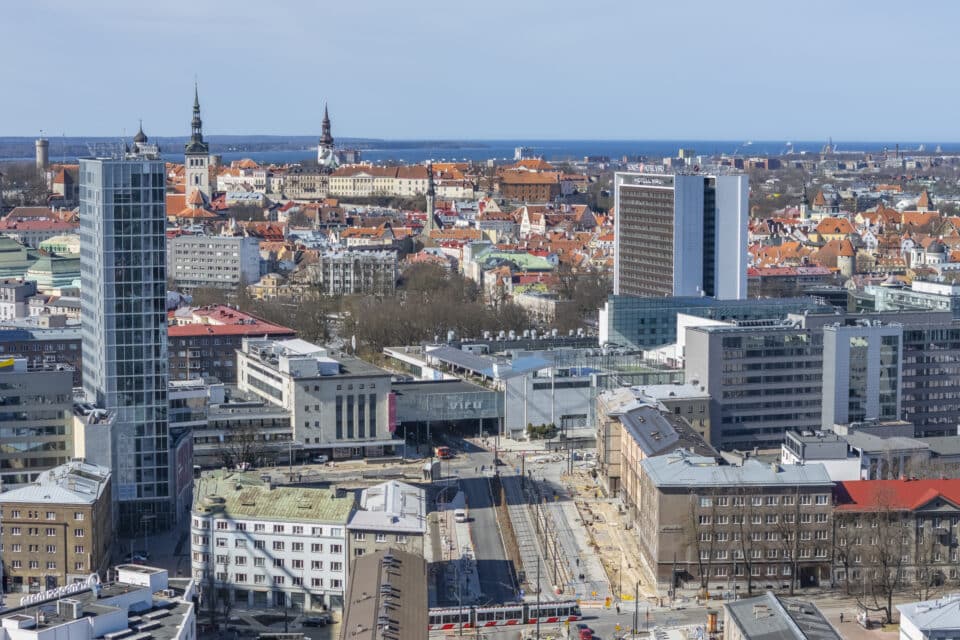 Droonifoto Tallinna südalinnast vaatega vanalinnale.