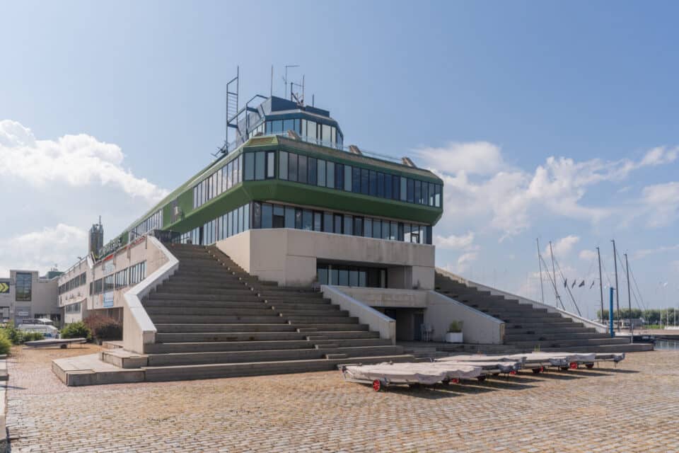 Avo-Himm Looveeri, Henno Seppmanni ja Peep Jänese projekteeritud Pirita Olümpiapurjespordikeskuse kompleks, mis valmis 1980. aastal.