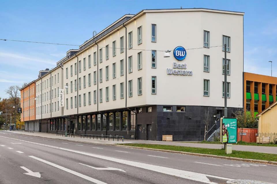 Rootsis Linköpingus 2021. aasta kevadel valminud Best Westerni hotell, mille esimene korrus ehitati betoonist ja  ülemised kolm korrust Keila tehases valminud moodulitest.