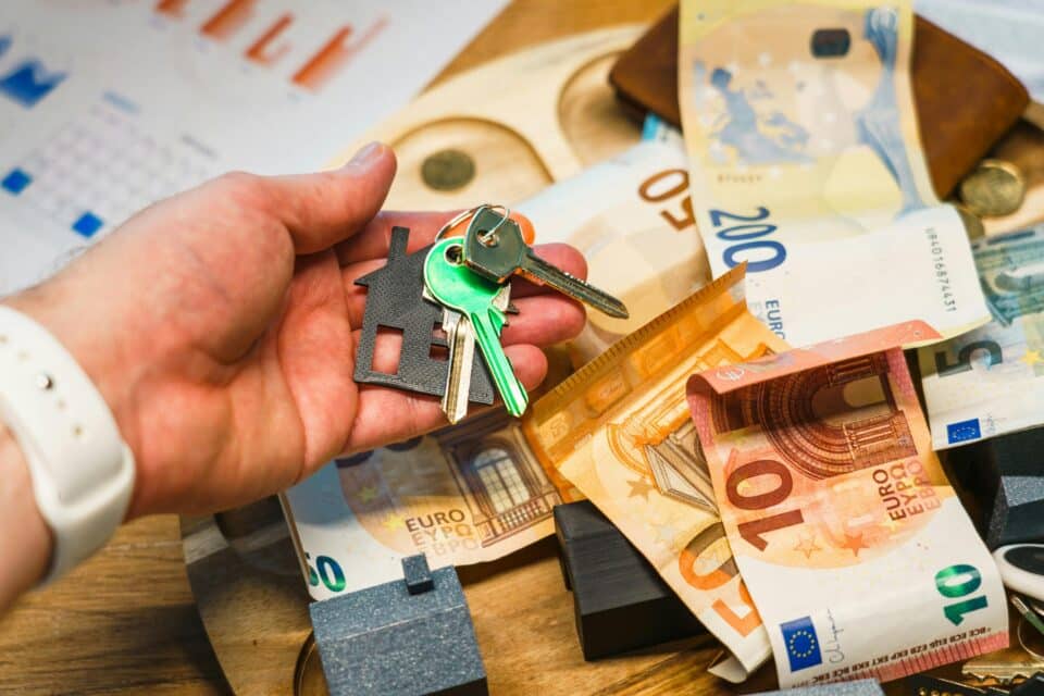 Tänavu on kohtutäiturid ja pankrotihaldurid korraldanud elektrooniliste enampakkumiste keskkonnas oksjonikeskus.ee 3325 kinnisvara enampakkumist, millest müügiga lõppes 525.