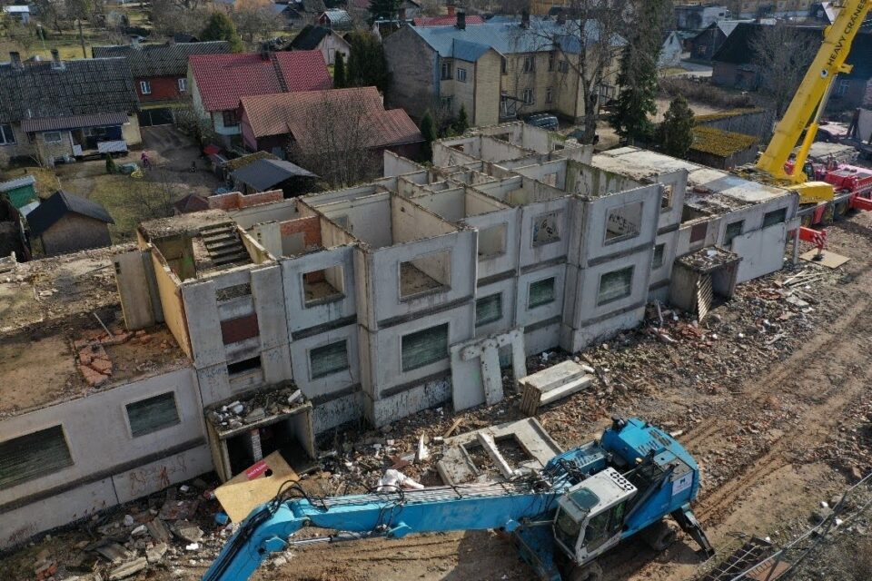 Raudbetoon suurpaneelelamu demonteerimine Valgas. Tööde teostaja Marico Metall.