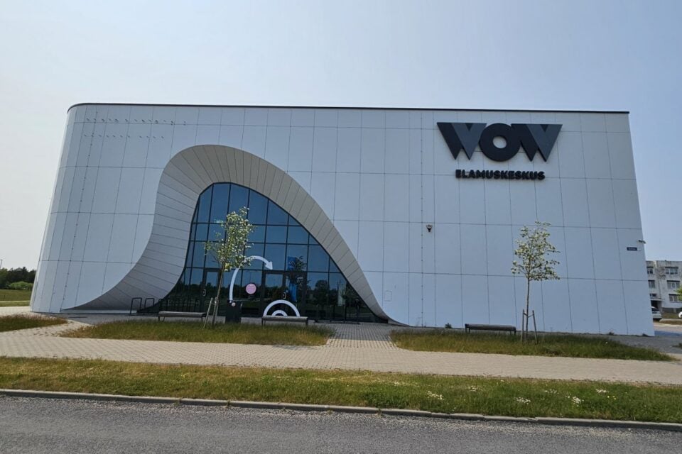 2020. aastal Kuressaarde mere äärde kerkinud WOW keskus kuulub Tullio Libliku ettevõttele Tulik Invest, mis kuulutas möödunud aasta lõpus välja pankroti.