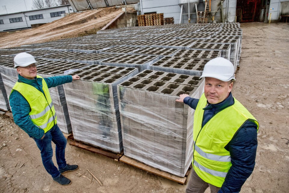 Rae Kivitehase omanikud Sulev ja Marko Koidu 2016. aastal Põlvamaa tehases, mille nad müüsid 2020. aasta lõpus ja kus tegutseb nüüd ARC Stone'i kivitehas.