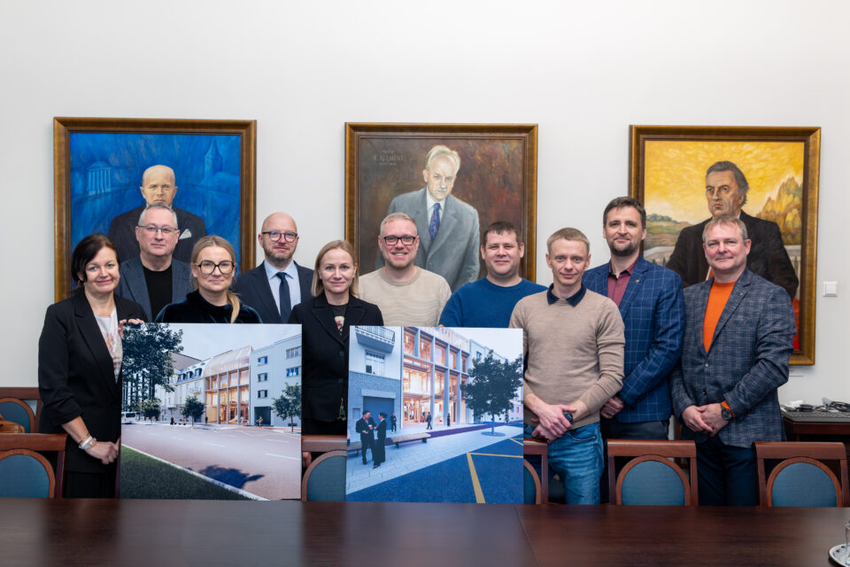 11. detsembril sõlmisid Vanalinna Ehitus ja Tartu Ülikool Tallinnas Kaarli puiesteel asuva Tartu Ülikooli Tallinna õppehoone renoveerimislepingu.