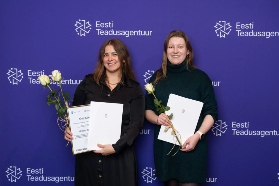 Doktoritöö eest peapreemia saanud Monika Reppo (vasakul) ja teise peapreemia saanud Anu Adamson Dalhousie Ülikoolist loodusteaduste valdkonna doktoritöö eest, mis uuris liitiumioonakude töökindlust.