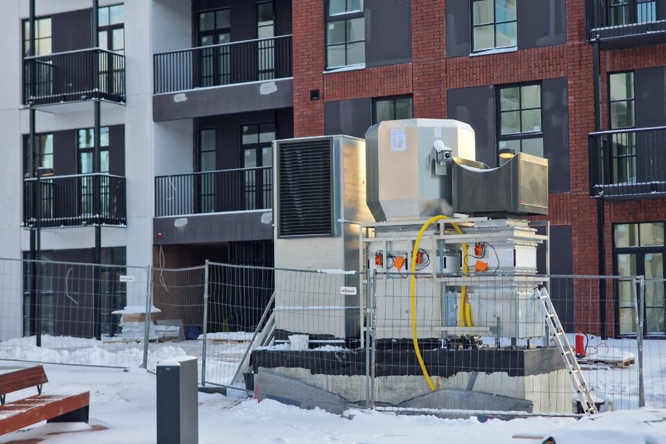 Ka tsentraalventilatsiooni projekteerimine on keerukas, sest kommunikatsioonid jooksevad seina seest ja võivad helihäiringuid põhjustada.