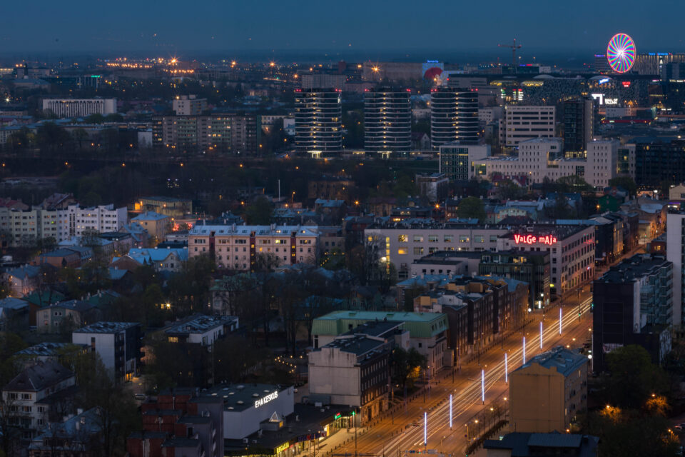 Tartu maantee ja Lasnamäe alguse kortermajad Tallinnas.