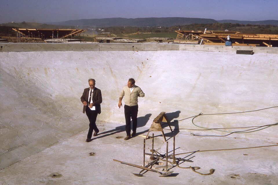 August Komendant (vasakul) Olivetti-Underwoodi trükimasinatehase ehitusel, Harrisburg, Pennsylvania, Ameerika Ühendriigid, 1969.