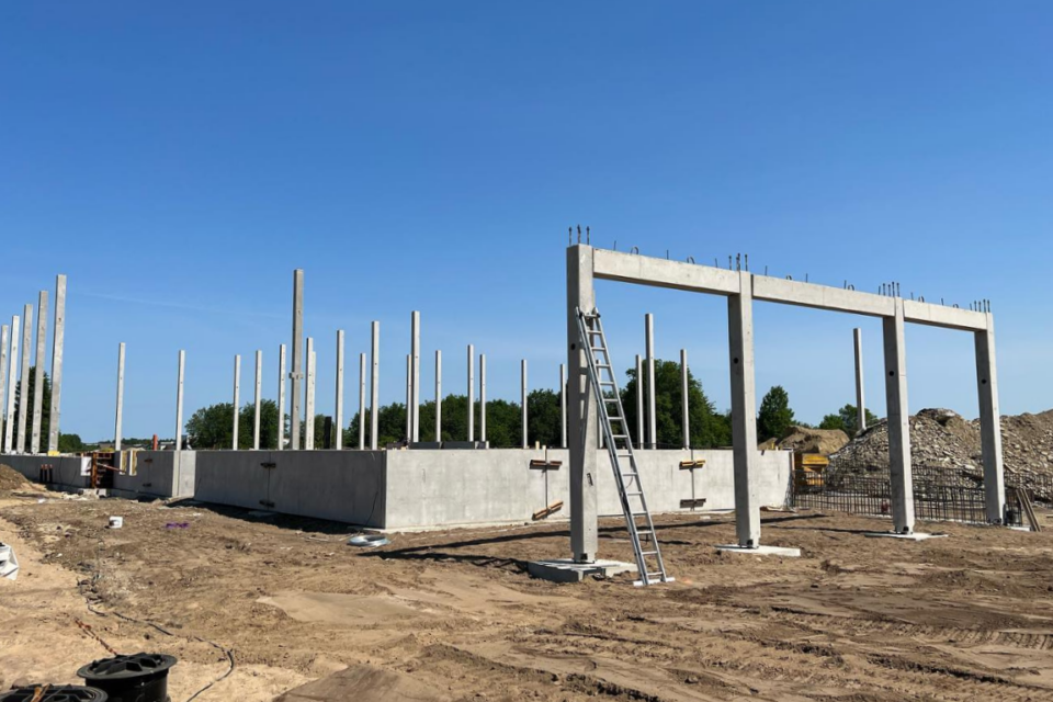 Beton tegeleb betoonitöödega. Pildil ettevõtte teine objekt.