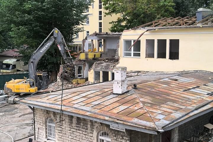 Reaalkooli nõukogudeaegsel hoonel ei olnud üldse sundventilatsiooni. Tänaseks on see lammutatud.