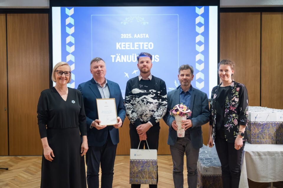 Parima eestikeelse kõrgkooliõpiku autorid koos minister Kristina Kallasega (vasakul) ja haridus- ja teadusministeeriumi asekantsleri Kairi Kaldojaga (paremal).