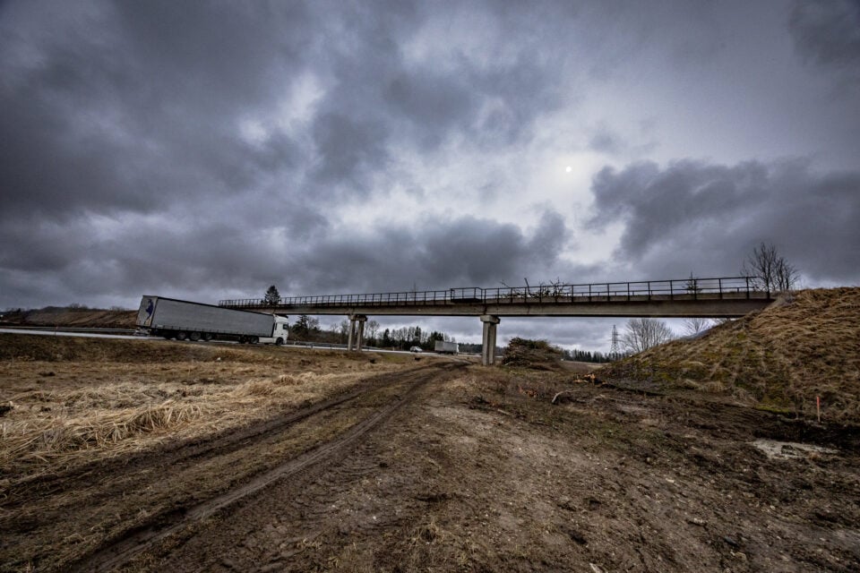 Halinga kitsarööpmelise raudtee viadukt, mis lõhatakse.