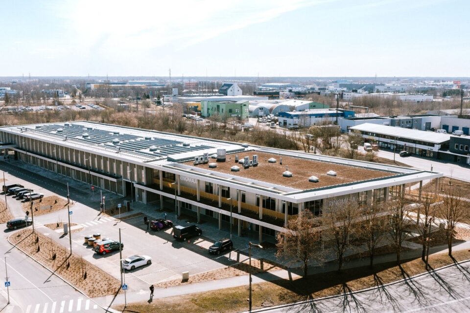Lasnamäe ringmajanduskeskus. Keskuse arhitektid on Urmo Mets, Dora Mate-Stryker ja Paulina Parv arhitektuuribüroost Kolm Koma, projekteerija RTG Projektibüroo ja maastikuarhitektuurse osa autor Lootusprojekt. Keskuse ehitas Fund Ehitus.