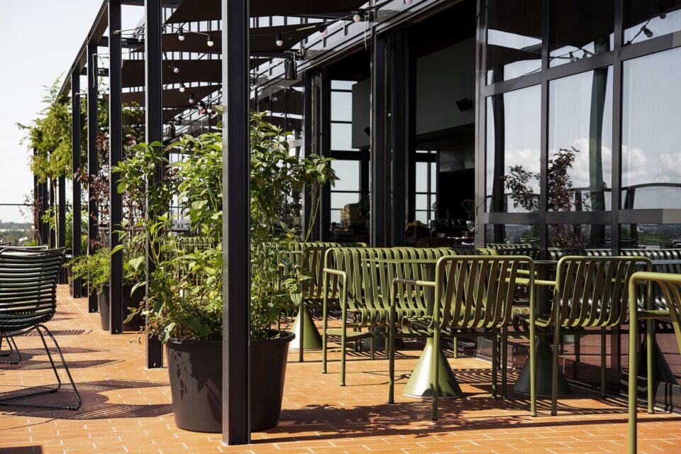 HAY Palissade'i välipingid ja -tugitoolid ning Palissade Cone'i söögilauad Tallinnas Fotografiska restorani katuseterrassil.