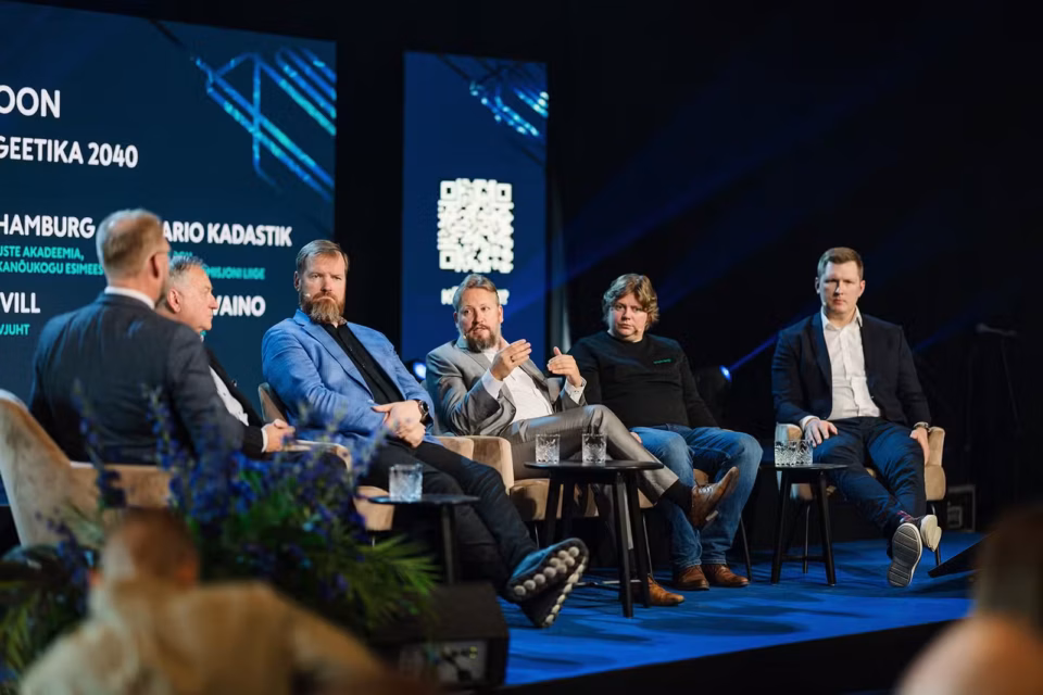 Onnineni 2025 Energia Päeva raames toimus energeetikateemaline vestlusring, kus osalesid Arvi Hamburg, Marti Hääl, Mario Kadastik, Kristjan Kuhi ja Ants Vill. Vestlust juhtis Urmas Vaino (vasakul).