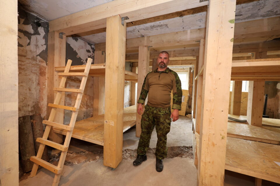 Tartu Kaitseliit ehitas Nisu 2a maja alla näidisvarjendi. Pildil  Lõuna maakaitseringkonna pioneeriohvitser major Toomas Rebo.