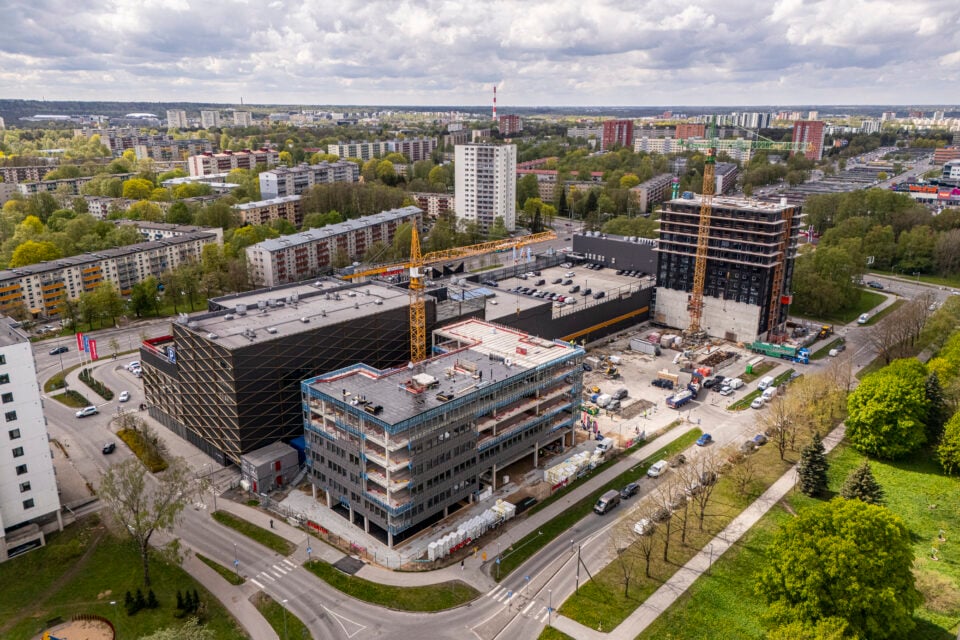 Sarikapidu pidanud Tammsaare Tervisemaja asub Mustamäe Keskuse külje all. Samasse kvartalisse kerkib ka 24korruseline elumaja, mille täiskõrguse saavutamiseks on veel vaja tööd teha. Kahe maja vahele peaks veel kerkima parkimishoone.
