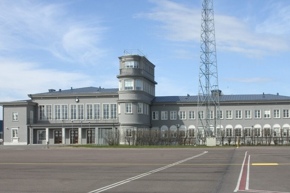 Ülemiste lennujaama teenistushoone tänapäeval, keskel lennujuhtimistorn.