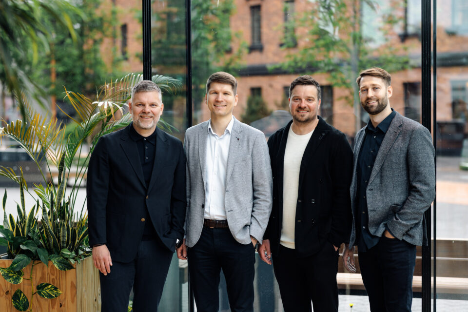 vasakult Verston Groupi kaasjuht ja -asutaja Veiko Veskimäe, Smarteconi asutaja ja tegevjuht Magno Kure, Verston Groupi kaasjuht Jüri Tamm ning Smarteconi asutaja ja müügijuht Hannes Aus.