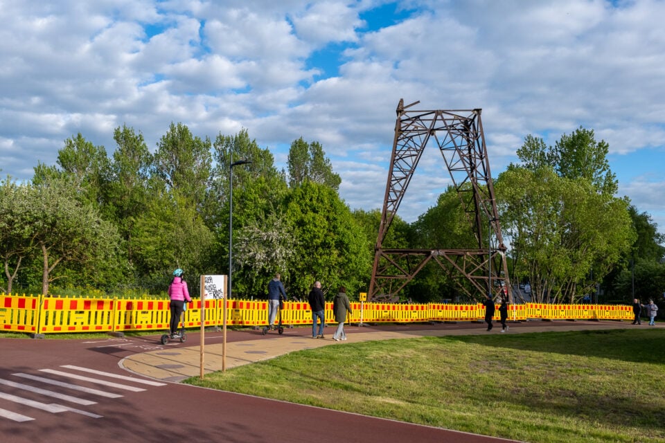 Putukaväila Ristiku tänava poolses otsas asuv kõrgepingemast oli 28. mai õhtuks osaliselt demonteeritud.