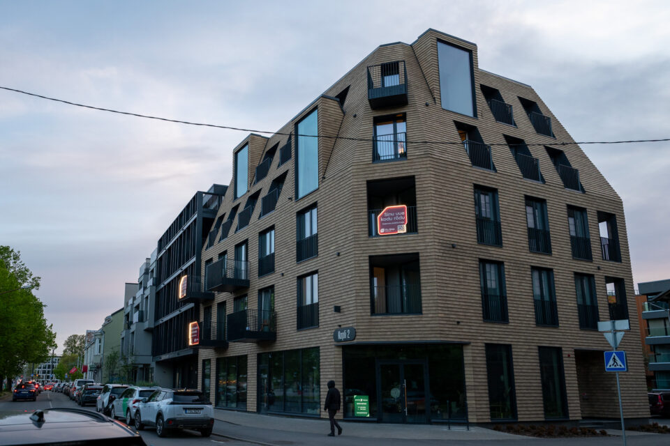 Kaamose arendatud Kopli 2 elumaja, kus kõige kallimad korterid on saadaval allahindlusega. 97ruutmeetrine korter kolmandal korrusel on müügis 785 000 euro asemel 710 000 euro eest ja 76ruutmeetrine katusekorter 
823 000 euro asemel 766 000 euro eest.