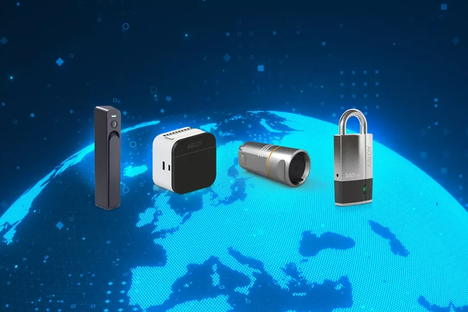 Abloy Cumulus võtmevaba läbipääsu lahendused: välikappide swing-käepide, kontroller, seina paigaldatav võtmekonteiner ja  ripplukk.