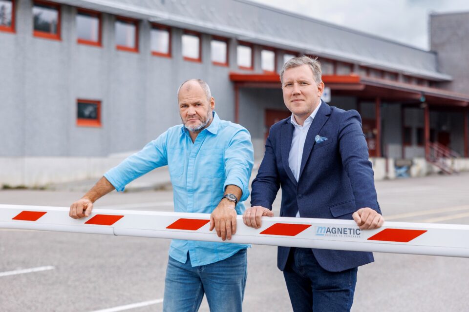 Restate tegevjuht Risto Abel ja kinnisvaraarenduste projektijuht Aleks Verner Kaabli 13a logistikakeskuse ees.