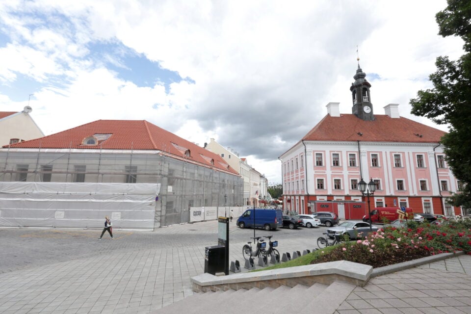 Ettevõte on tehtud tööde seas välja toonud ka Tartu raekoja akende restaureerimise.