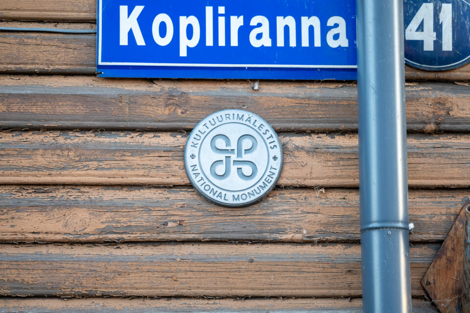 Kultuurimälestise märk hoonel.
