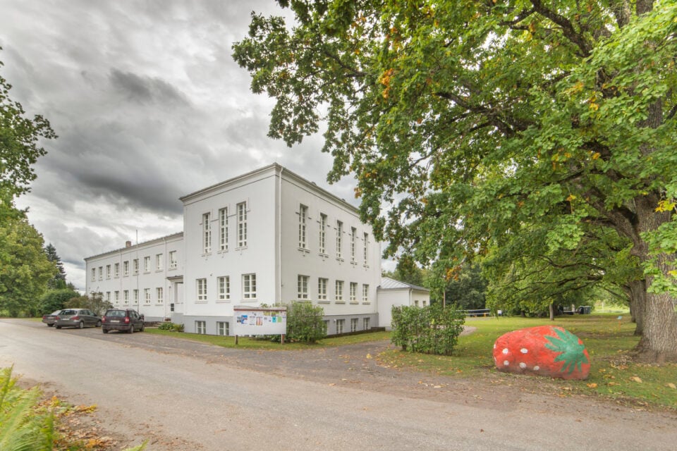Suure-Jaani kultuurimaja, mis renoveeriti aastatel 2012–2015. Maja katuse rekonstrueerimise hanke võitis Rümena Ehitus.