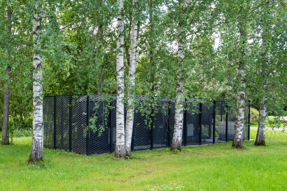 Puude varju ja metallsõrestiku taha paigutatud jahutusseade.