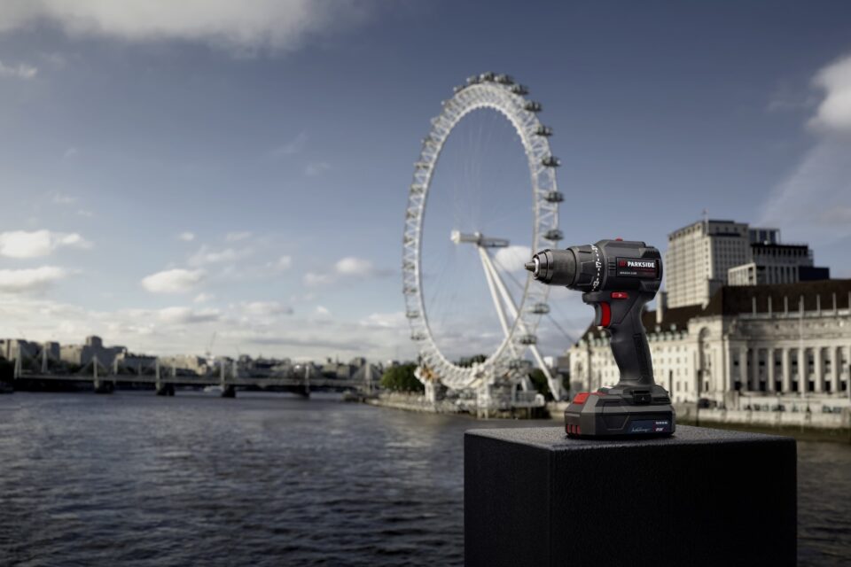 20-voldine akutrell pani keeruka ülekandemehhanismi abil London Eye vaateratta pöörlema.
